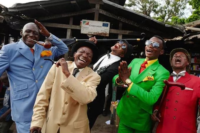 非洲贫民窟的时尚经：即使住最破的垃圾堆里，也穿着最骚的阿玛尼