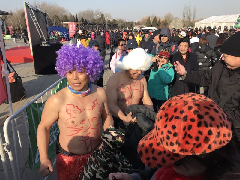 零度只穿内衣裤“裸跑”北京光猪跑开赛