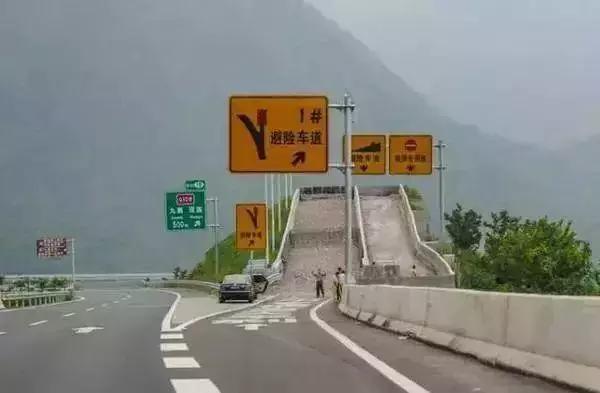 自动挡刹车失灵能够拉手刹吗,拉手刹开车刹车失灵后会自己好吗