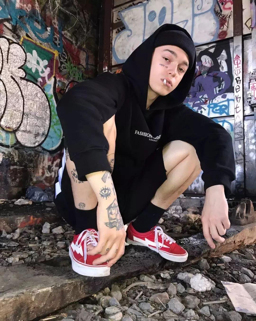 想骚还能买得起，开学这么穿让你告捷撩到学妹哦