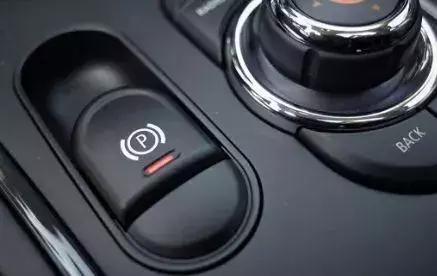 自动挡刹车失灵能够拉手刹吗,拉手刹开车刹车失灵后会自己好吗