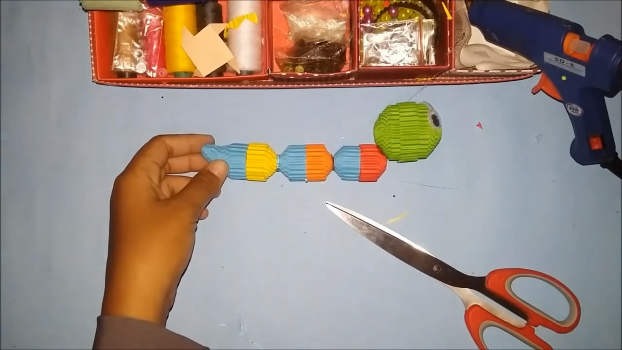 用卫生纸做的毛毛虫简单又好看,儿童手工纸做毛毛虫