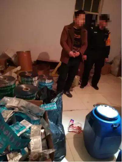 脏硅油浸泡、村妇徒手包装！这样的“名牌”避孕套，你敢用吗？