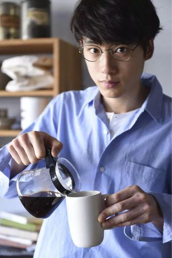 想骚还能买得起，开学这么穿让你告捷撩到学妹哦