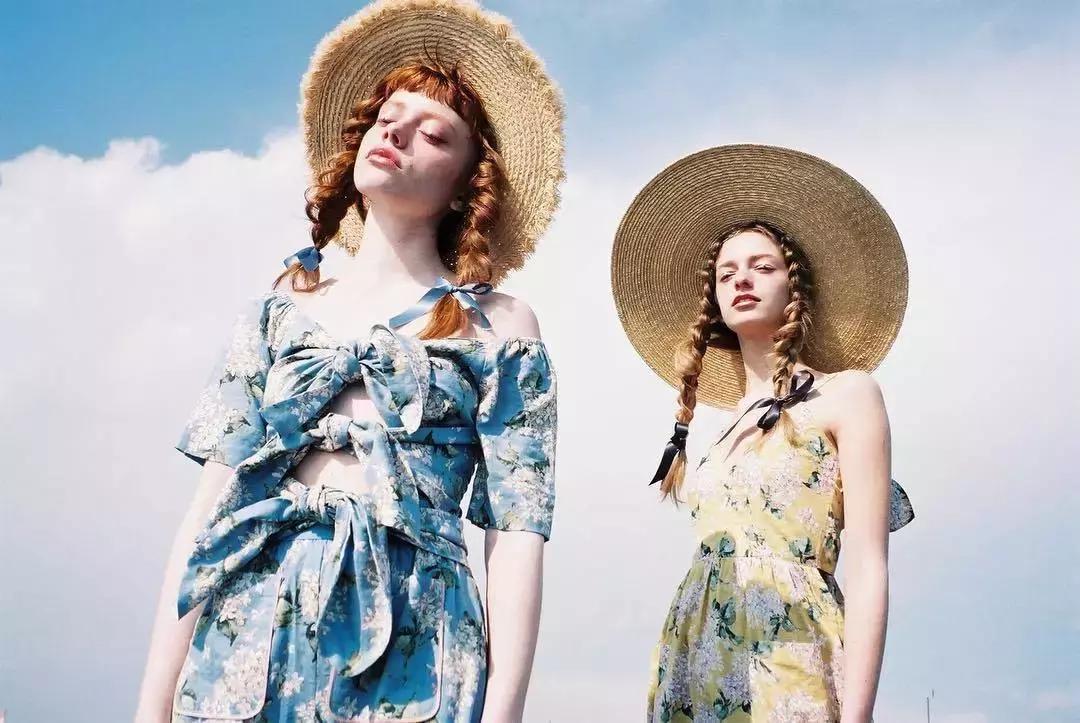 从裙子到套装,早春必备单鞋惊艳从头到脚