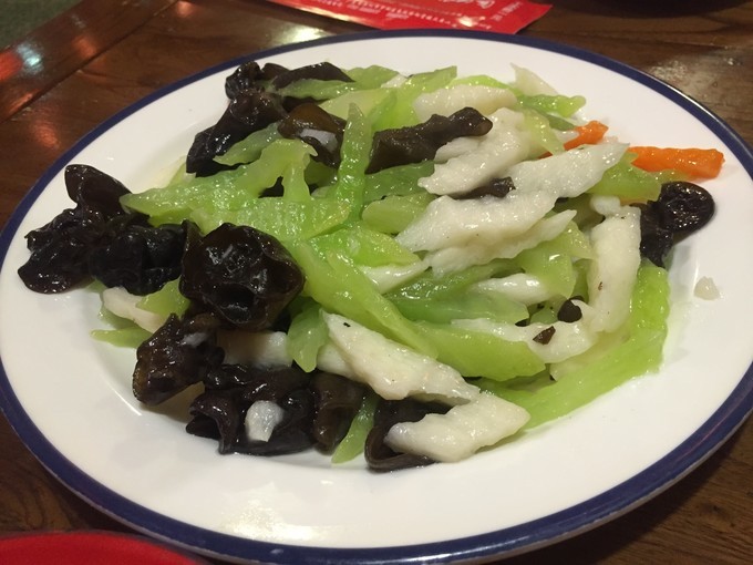 冬天去哪里旅游暖和特色美食,冬季游玩攻略美食推荐