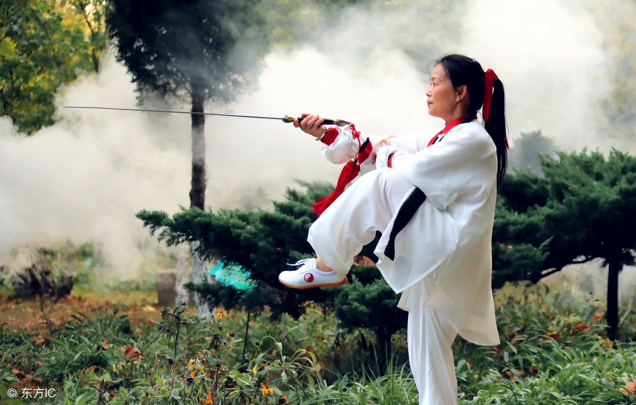 老年人白发喝什么药酒,老年人常喝药酒对身体有什么好处