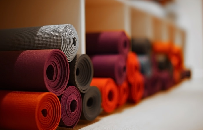 初学者合适用哪种类型的瑜伽垫,瑜伽垫怎么选新手如何选择瑜伽垫