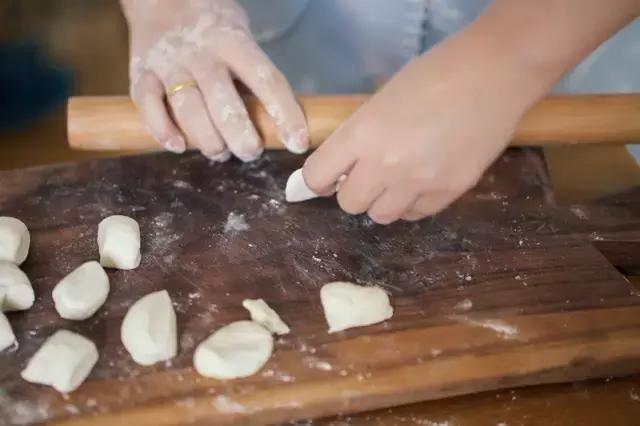 生煎包专用平底锅都能够做什么,用小电锅煎生煎包怎么做