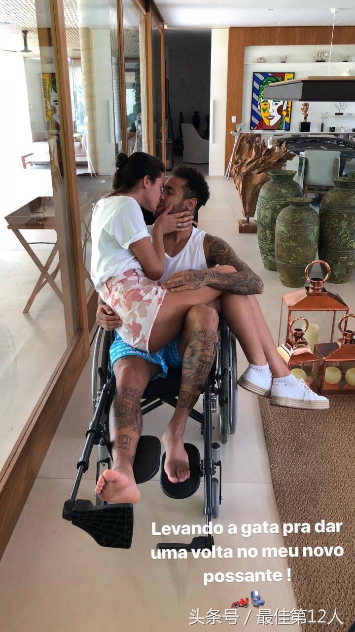 内马尔搂美女,内马尔搂着女友