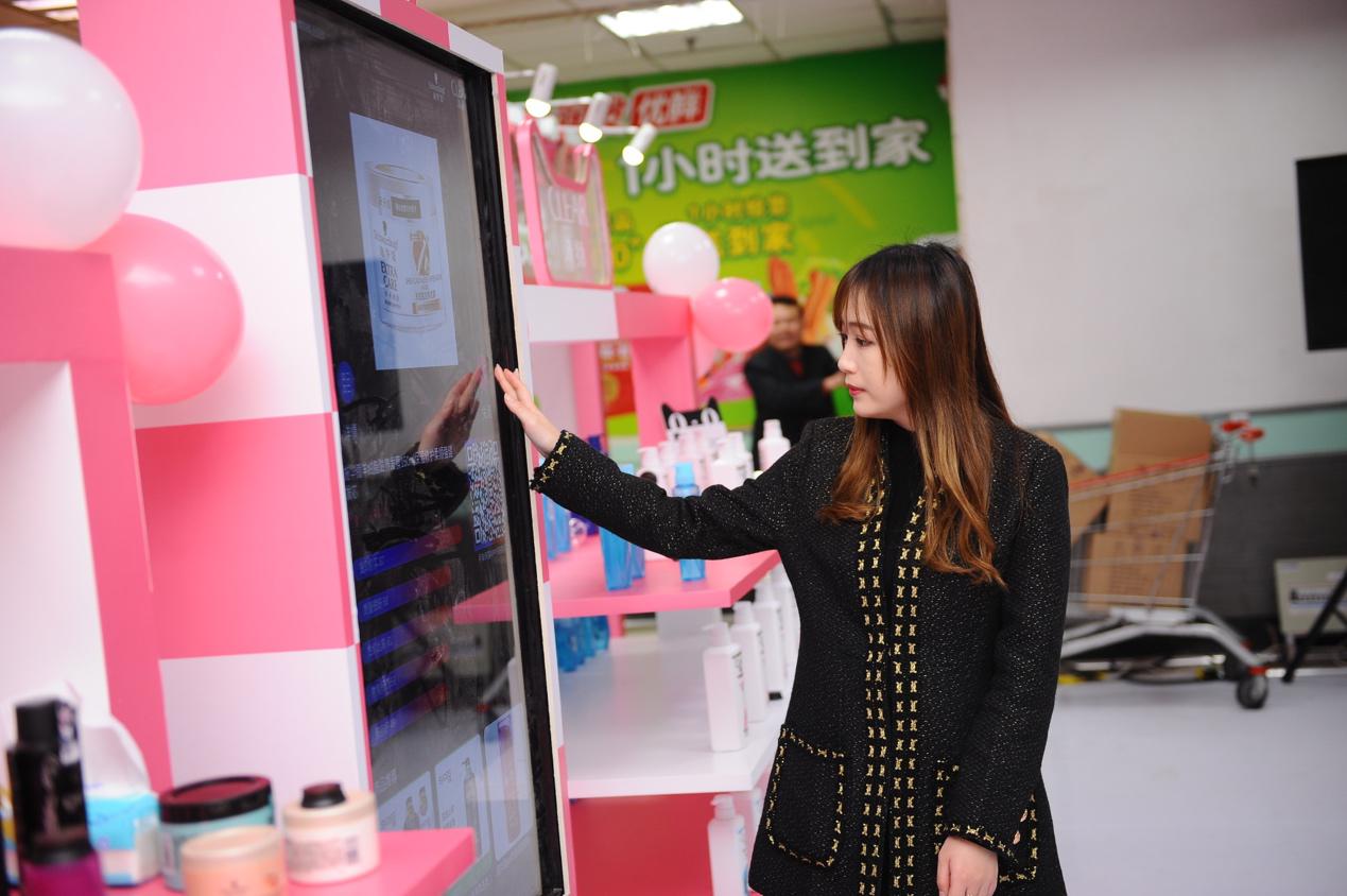 跨界high爆快闪店！来自天猫x大润发的专属女王黑科技PARTY
