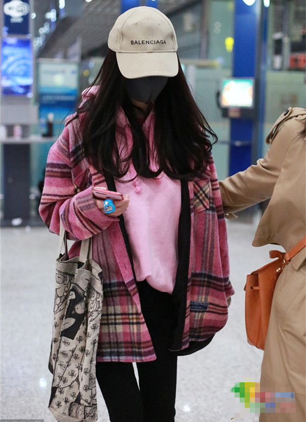 杨幂机场私服鞋,杨幂近期机场穿的鞋