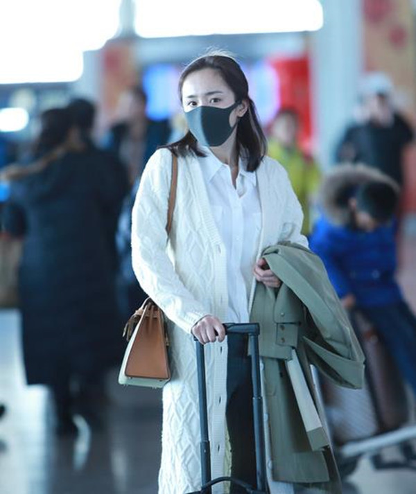 杨幂机场私服鞋,杨幂近期机场穿的鞋