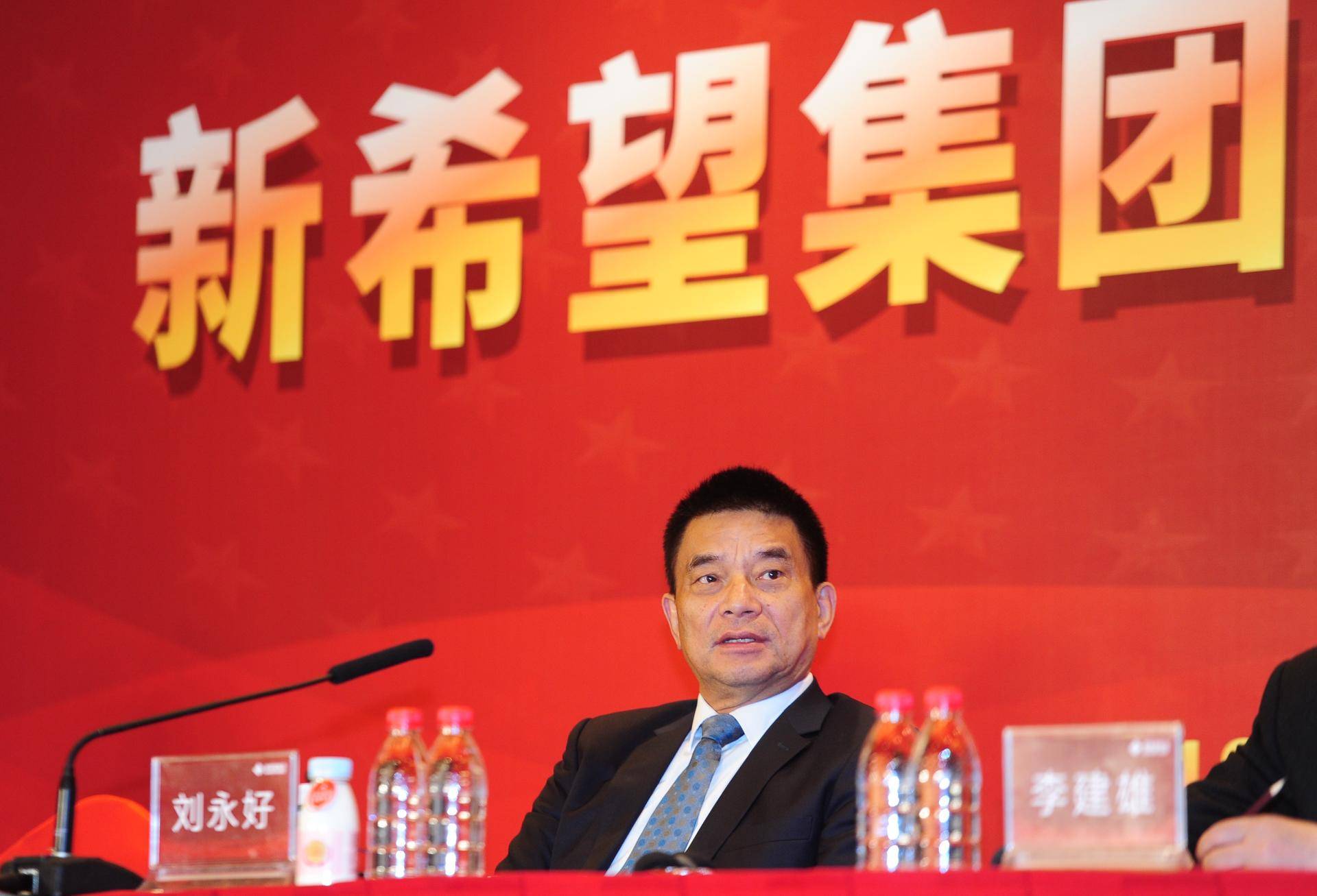 他是中国前首富，20岁前没穿过鞋，开公司36年如今业绩破千亿