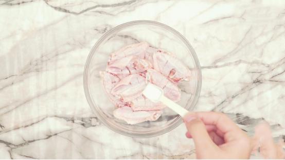 酥香脆皮鸡翅的做法视频,怎么做又香又脆的鸡翅呢