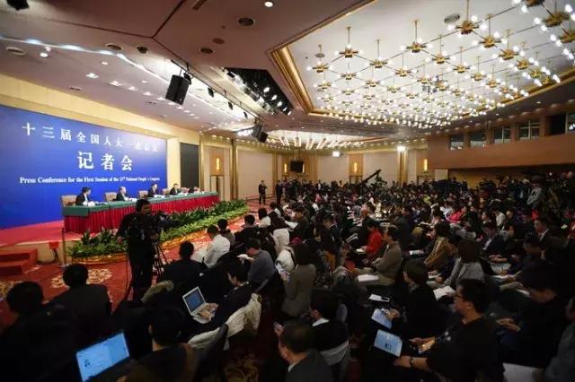视频网站开弹幕看*会两**？国外朋友看*会两**原来竟是这样的