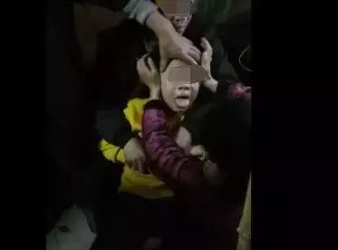 小孩被狗咬狂犬病发作学狗叫视频,狂犬病发作男子学狗叫的真实视频