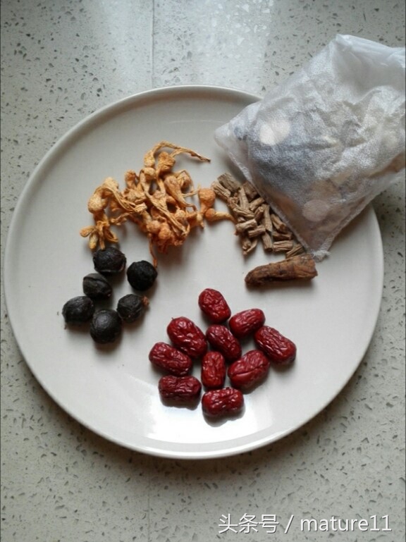 喝了让女人皮肤变好的养生汤,女人必喝的一碗补水养颜汤