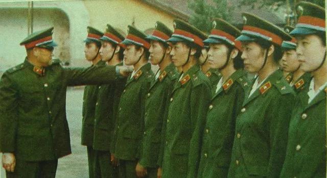 中国女兵历代军装发展,70年代的女兵服装