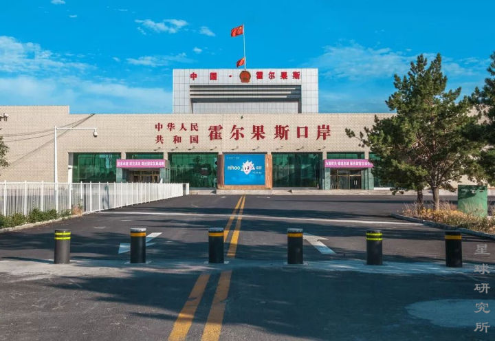 伊犁这个偏远的西部城市,新疆伊犁市靠近哪个位置