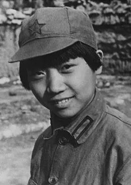 中国女兵历代军装发展,70年代的女兵服装