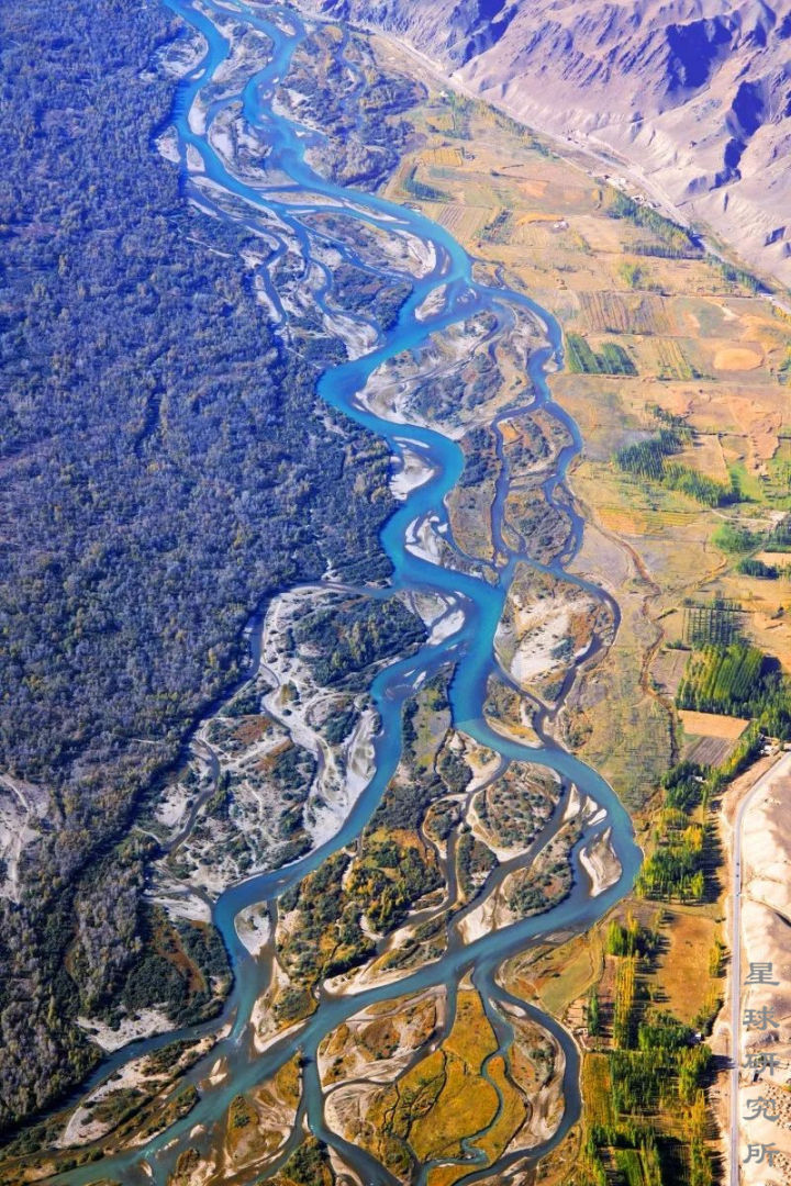 伊犁这个偏远的西部城市,新疆伊犁市靠近哪个位置