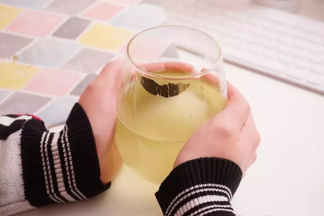 喝水一定要选择一个好杯子,选杯子颜色重要还是图案重要