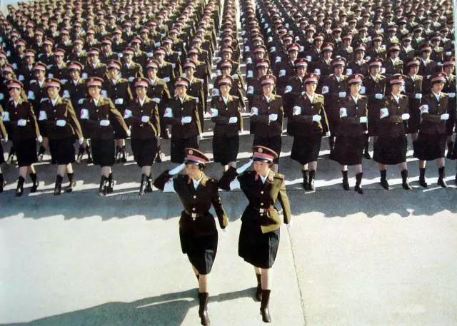 中国女兵历代军装发展,70年代的女兵服装