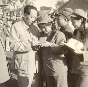 中国女兵历代军装发展,70年代的女兵服装