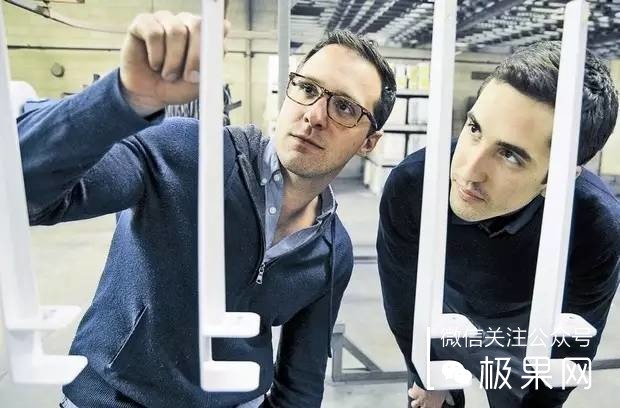 流浪汉用垃圾桶造房子,流浪汉自己用木头建了个房子