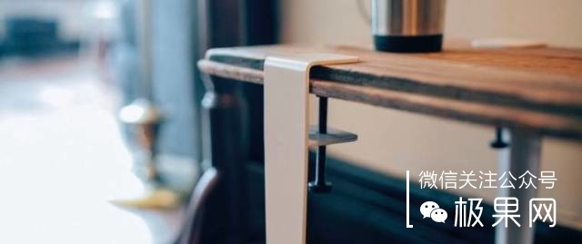 流浪汉用垃圾桶造房子,流浪汉自己用木头建了个房子