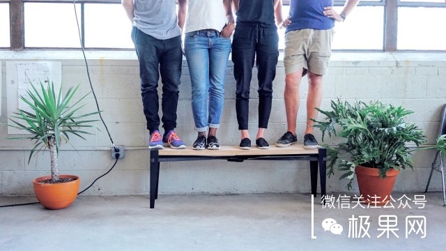 流浪汉用垃圾桶造房子,流浪汉自己用木头建了个房子