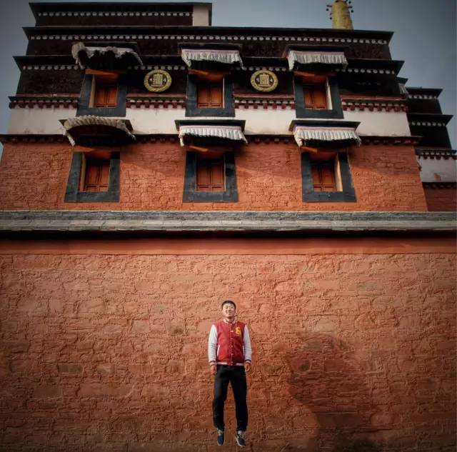 旅行叫他变沧桑，也叫他犯二，但还是死性不改