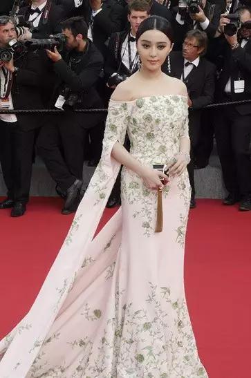 潮流入货｜准备好让“一字肩”闯入你的生活了吗？