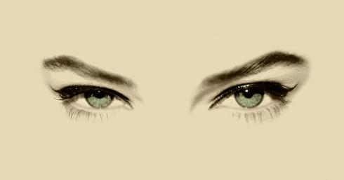 虽然当不成老干部的家属，但“睫毛精”的属性还是能够拥有哒！