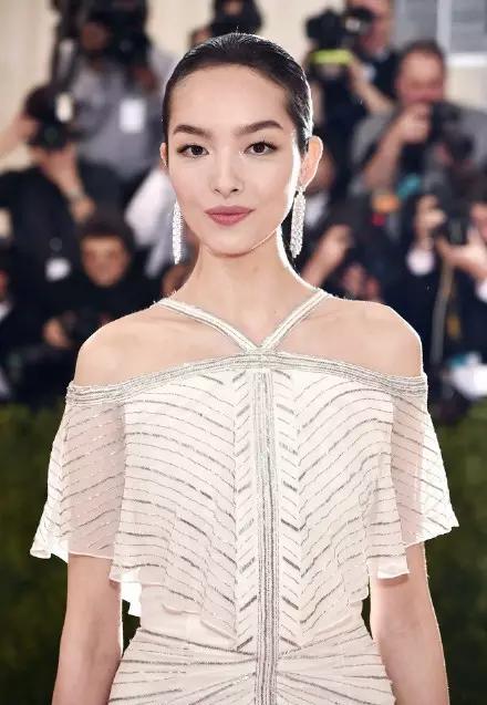 潮流入货｜准备好让“一字肩”闯入你的生活了吗？