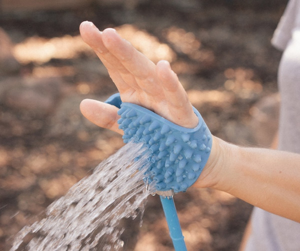 给狗狗洗澡用的淋浴,一次性手套戴上就能够给狗狗洗澡