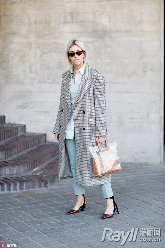 穿上透明PVC秒变“塑料姐妹花”从此阴天下雨都不怕