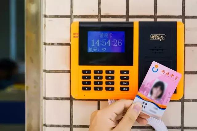 能考勤能就餐能挂号，坐公交还有半价优惠！番禺学生这张卡厉害了！