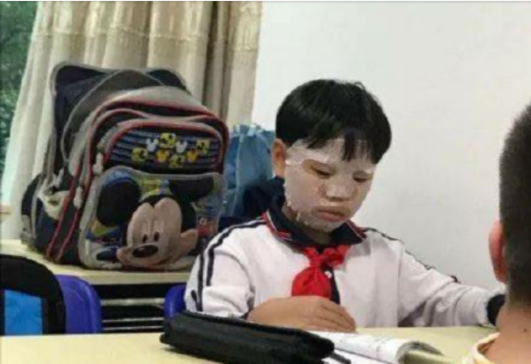 猪精boy们的梳妆台产品都分分钟过万了！？说好一起用大宝的呢？