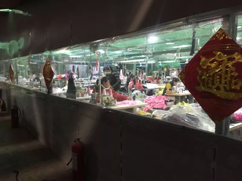 “情趣镇”女工，一群离“风情”最近的人