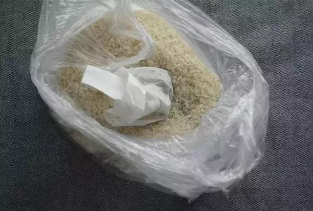 土豆去皮小窍门又快又好不浪费,用削皮刀快速削土豆