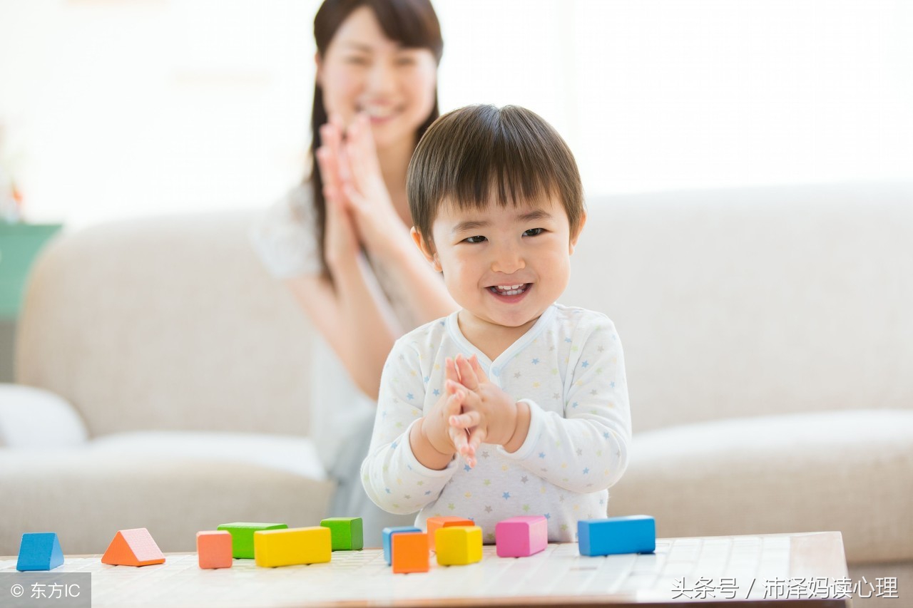 宝宝为什么喜欢抠妈妈的嘴巴,为什么宝宝老爱抠嘴巴