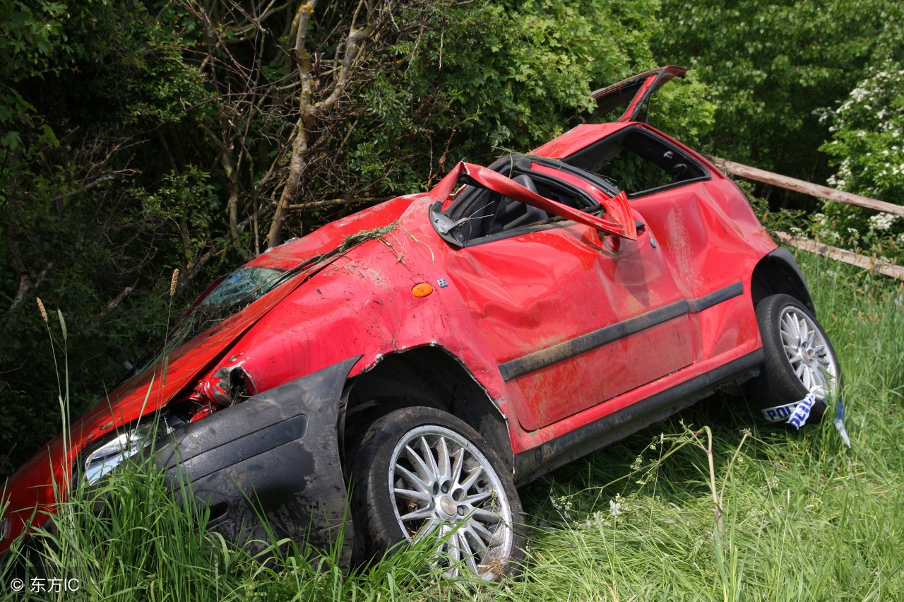 车子被撞了对方全责能够多索赔吗,车被追尾对方全责如何索赔贬值费