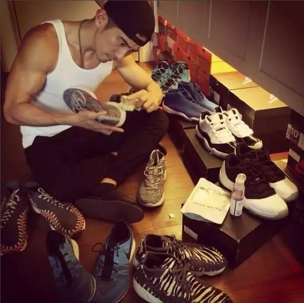 白色NMD、AJ简直防不胜防！看看Icon们夏天爱穿的小白鞋