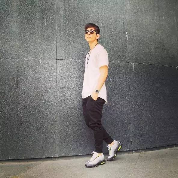 白色NMD、AJ简直防不胜防！看看Icon们夏天爱穿的小白鞋