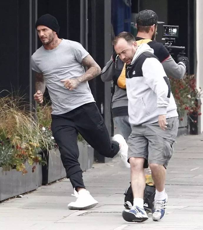 白色NMD、AJ简直防不胜防！看看Icon们夏天爱穿的小白鞋