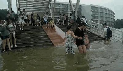 武汉爹爹暴雨中趟水染丹毒|大妈疑似被迫录视频：生吃灯泡、金鱼、仙人球