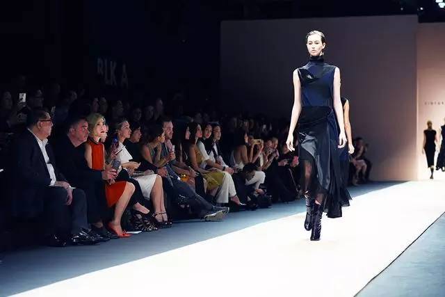 zara卖的男装还是女装,zara的衣服为什么微商都在便宜卖