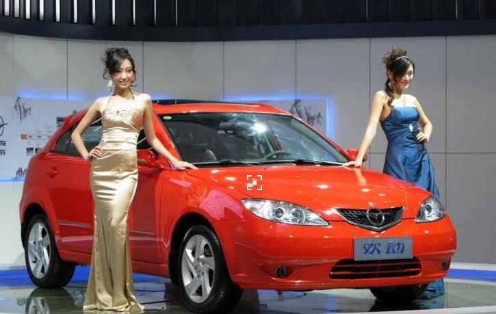 车子在马路上跑,车子在马路上跑得很快